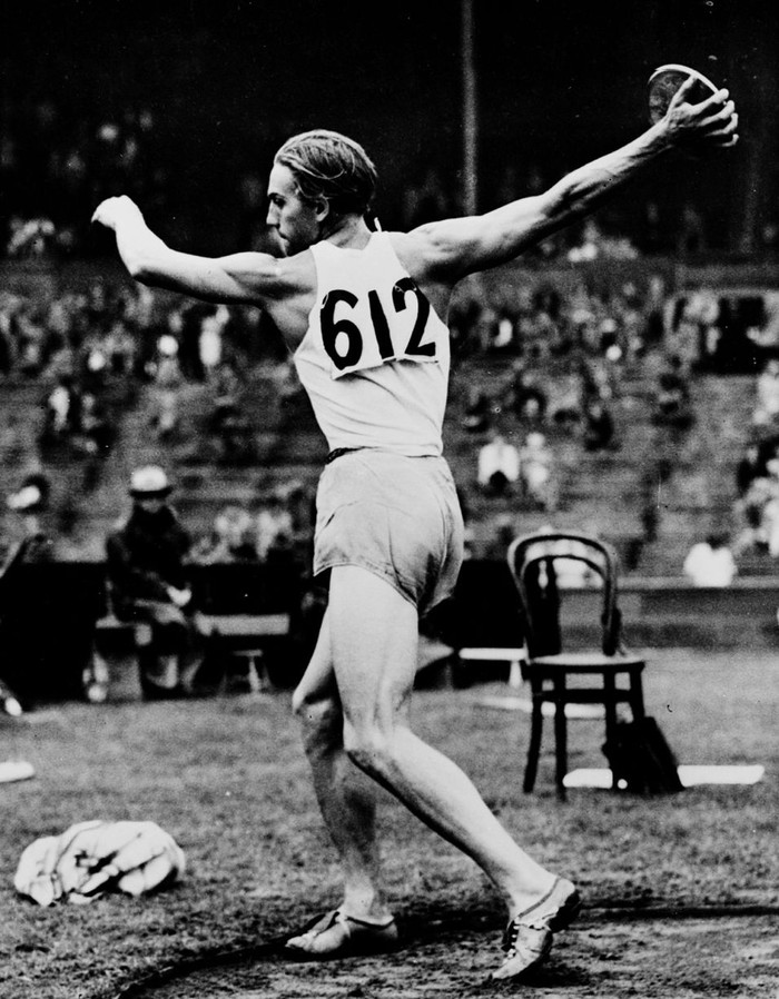 VĐV ném tạ Per Axel Eriksson của Thụy Điển ở Olympic London 1948.